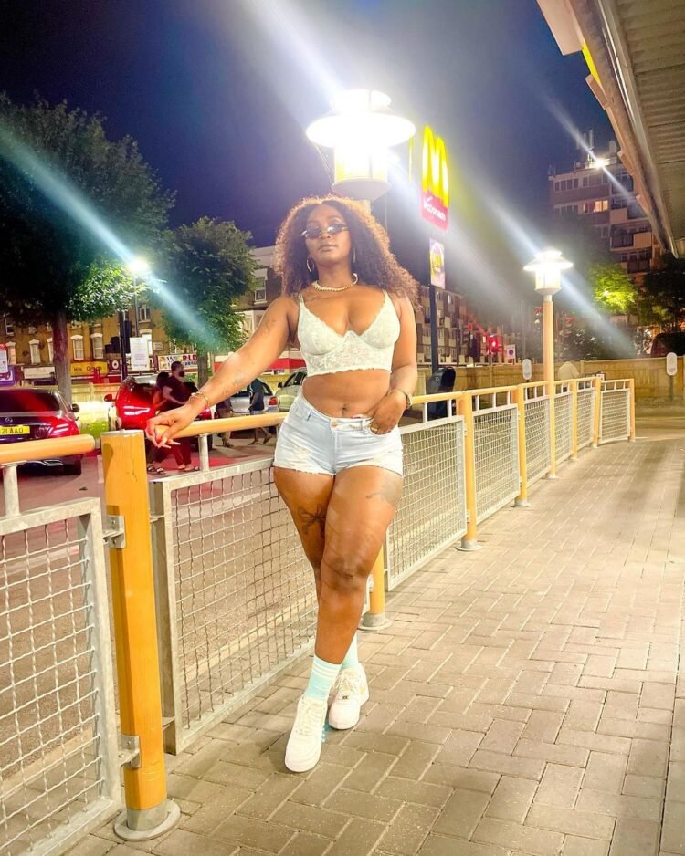 How Denim shorts present full body artistry